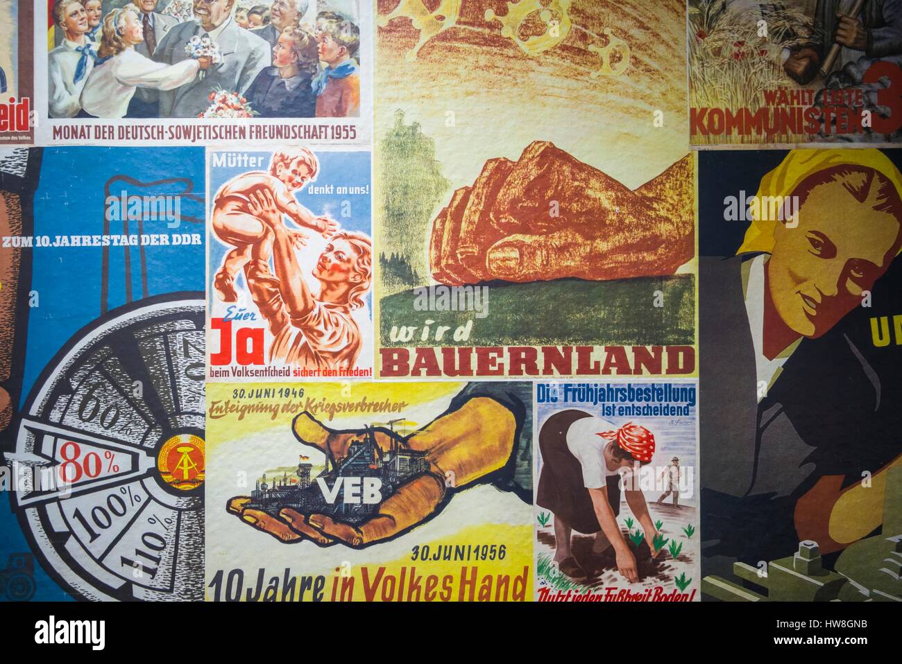 Deutschland, Berlin, Friendrichshain, Stasi-Museum, DDR-Zeiten Geheimpolizei Museum im ehemaligen Geheimnis Polizeipräsidium, DDR Propagandaplakat Stockfoto Deutschland, Berlin, Friendrichshain, Stasi-Museum, DDR-Zeiten Geheimpolizei Museum im ehemaligen Geheimnis Polizeipräsidium, DDR Propagandaplakat Stockfoto