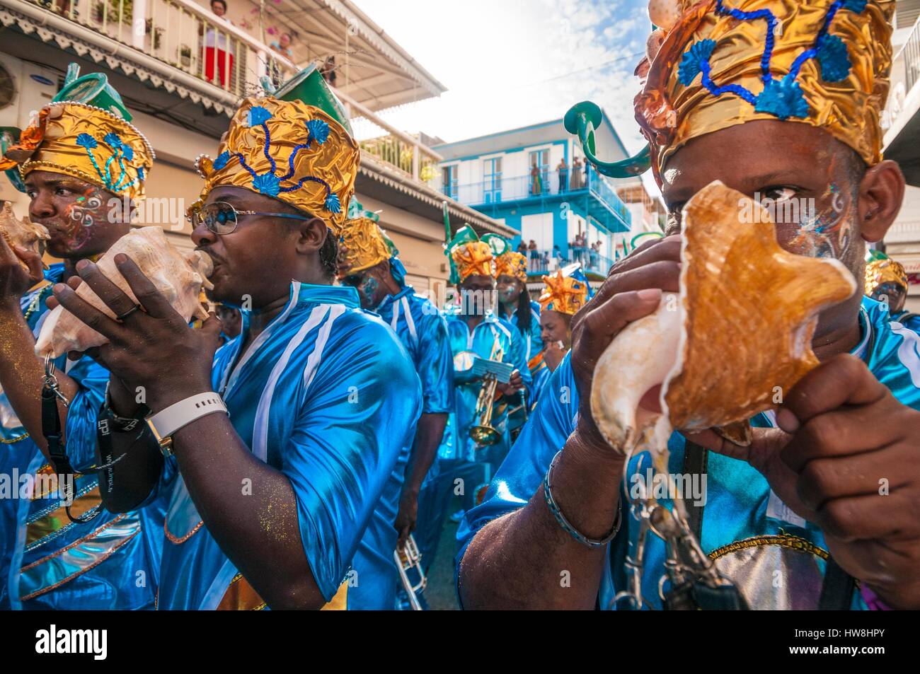 Frankreich, Guadeloupe, Grande Terre, Pointe ein Pitre Queen Conch Spieler Waka Chire Band aus Sainte Rose, während die Schließung Parade der Fastnacht Stockfoto