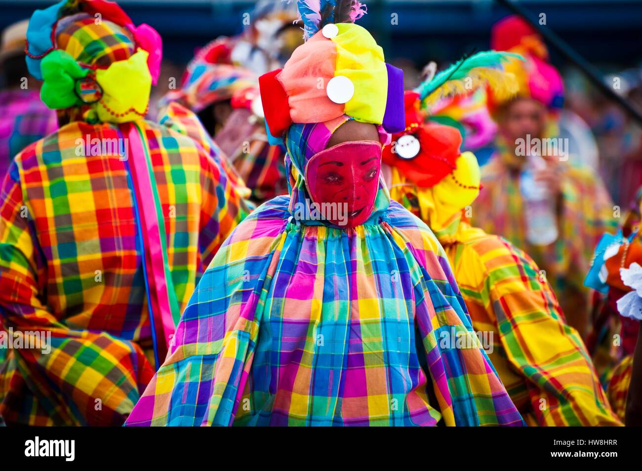 Frankreich, Guadeloupe, Basse Terre, maskiert und traditionnally Madras gekleidete Tänzerin aus Mas Vieux Fort, während der Parade der Fastnacht in Basse Terre Stockfoto