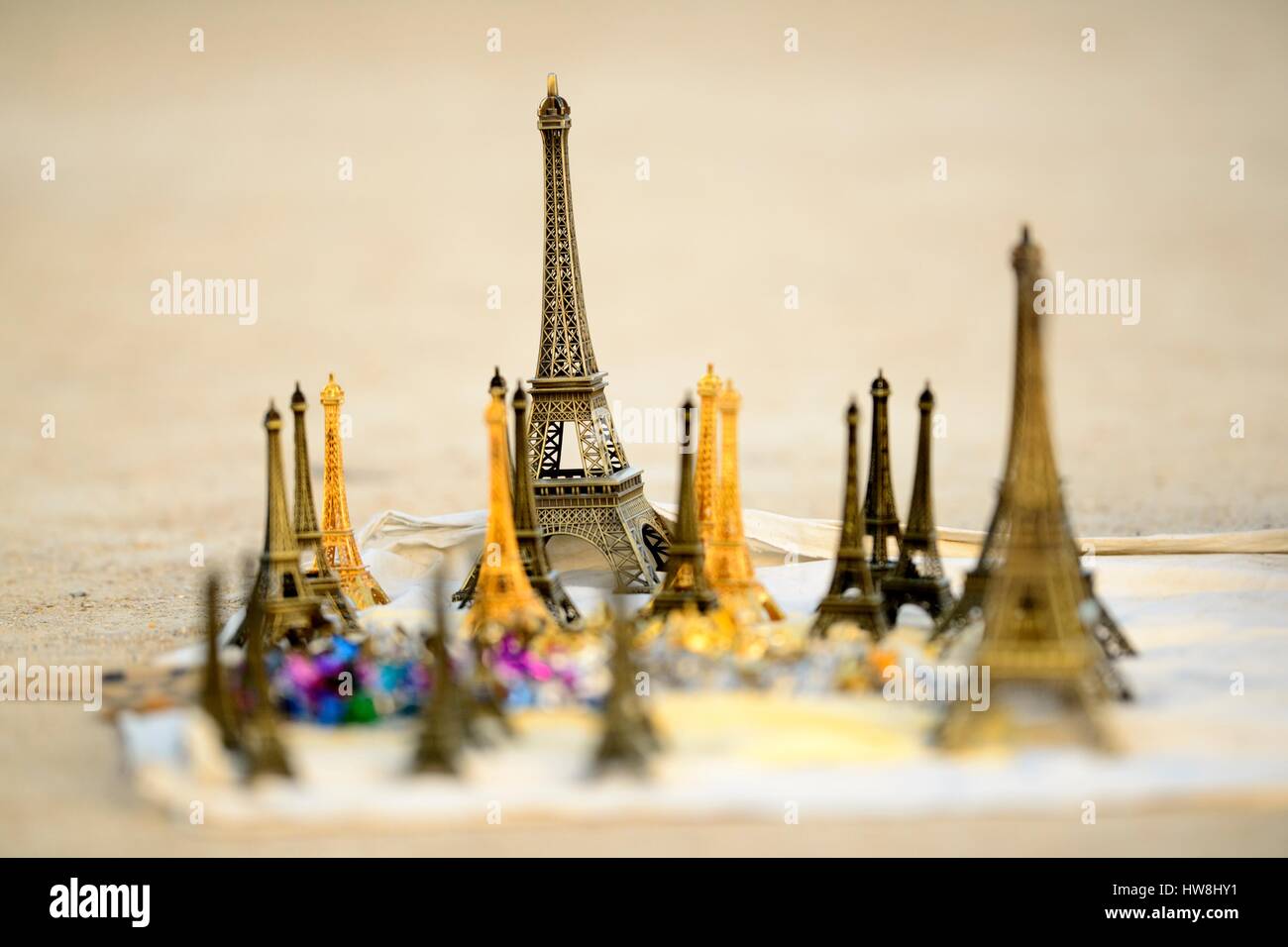 Frankreich, Paris, Bereich Weltkulturerbe der UNESCO, Tuileries-Gärten, Miniatur Eiffel Towers verkauft in den Tuilerien-Gärten Stockfoto