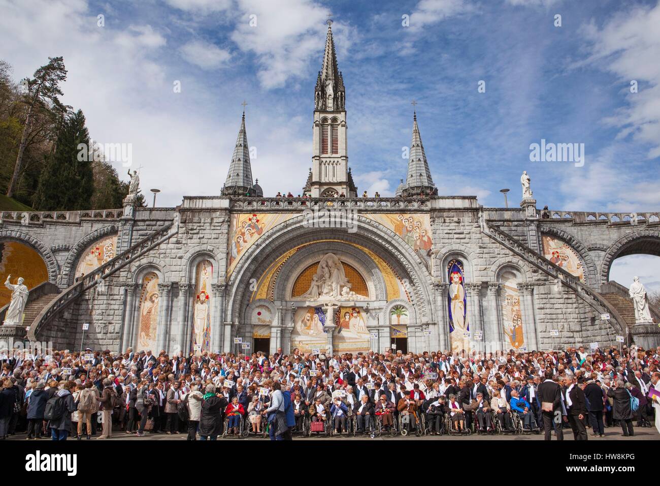 Frankreich, Hautes-Pyrenäen, Lourdes, Heiligtum der Muttergottes von Lourdes, Gruppenfoto vor der Rosenkranzbasilika Stockfoto