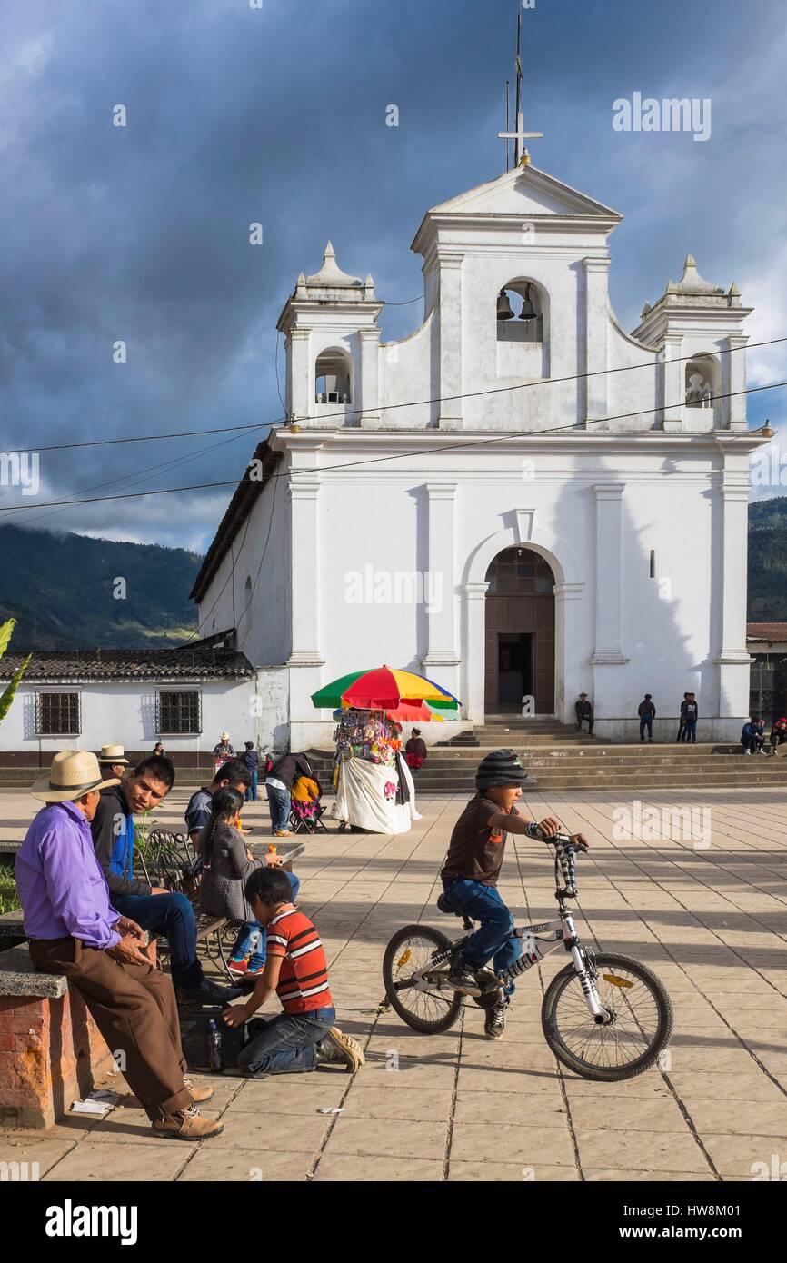 Guatemala, Quiche Abteilung Nebaj, Ixil Maya-Dorf, eingebettet in die Sierra de Los Cuchumatanes, der Kirche und dem zentralen Platz Stockfoto