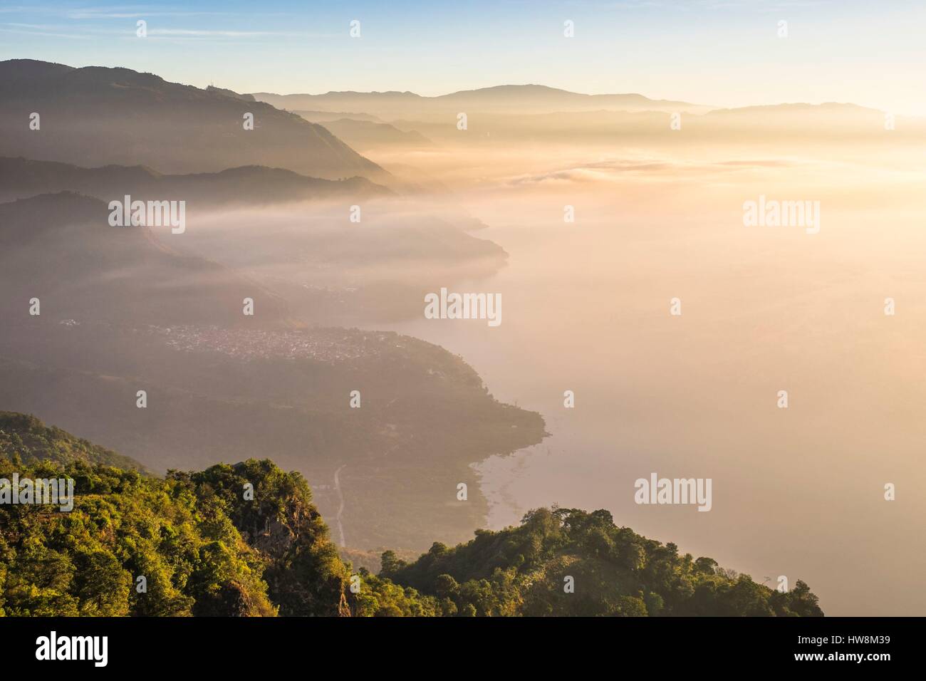 Guatemala, Solola Department, Sonnenaufgang vom Cerro Rupalaj Kistalin oder Rostro Maya, dem höchsten Punkt der Atitlan See, San Pablo la Laguna und San Marcos La Laguna Dörfer Stockfoto