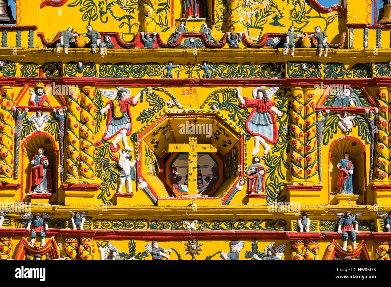 Guatemala, Totonicapan Abteilung, San Andres Xecul, die berühmteste Kirche im Land, die Zitrone gelbe Fassade zeigt den Synkretismus zwischen Katholizismus und Maya Kosmogonie, mischen Engel, biblischen Figuren und Jaguare Stockfoto