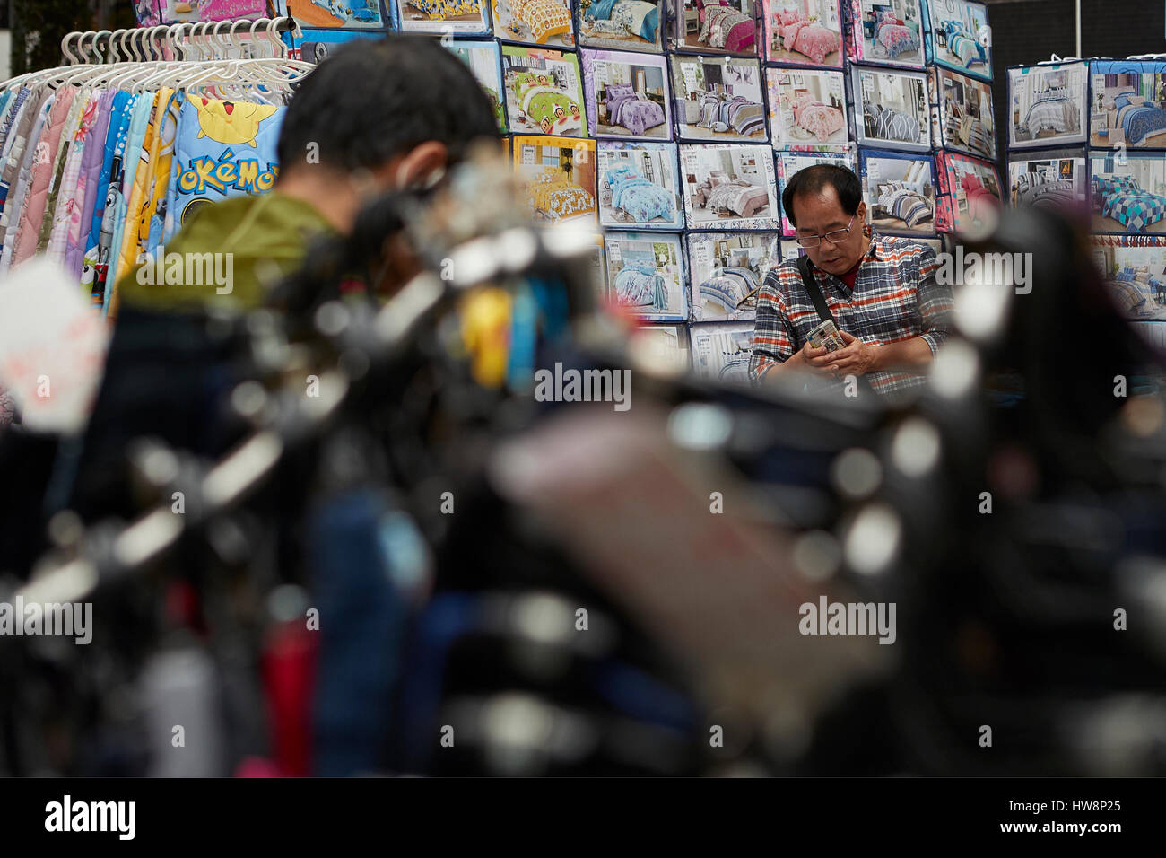 Street Market Trader in Tin Hau, Causeway Bay, Hong Kong. Stockfoto