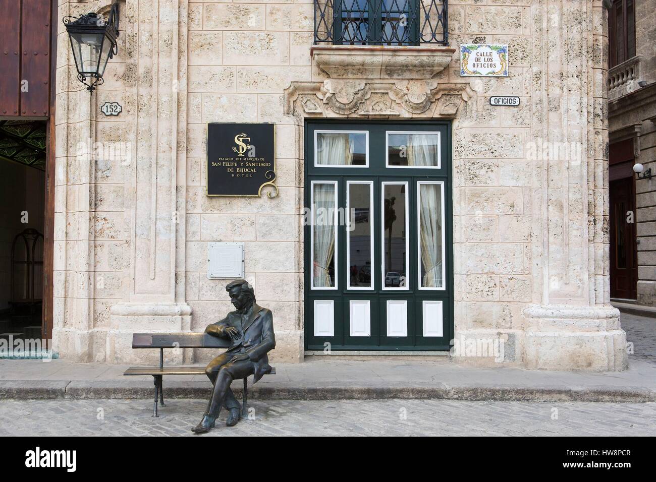 Kuba, Ciudad De La Habana Provinz, Havanna, La Habana Vieja Bezirk, Statue von Frederic Chopin sitzen auf einer Bank vor Palacio del Marques de San Felipe y Santiago de Angostura Hotel in San Franciso de Asis square Stockfoto
