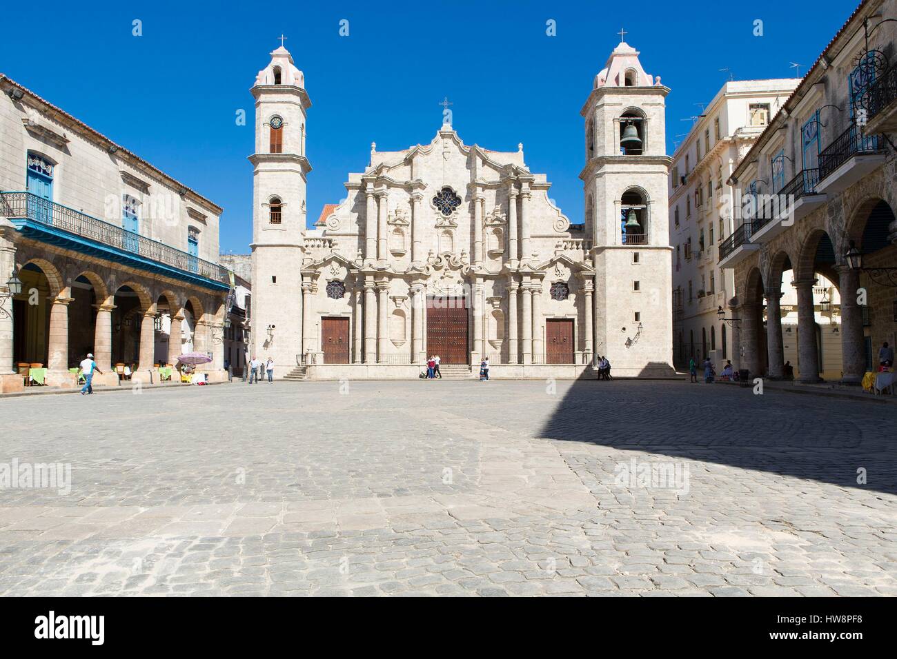 Kuba, Ciudad De La Habana Provinz, Havanna, Habana Vieja Bezirk Weltkulturerbe von UNESCO, Domplatz und Fassade der Kathedrale der Jungfrau Maria De La Immacula Konzeption (Jungfrau Maria) Stockfoto