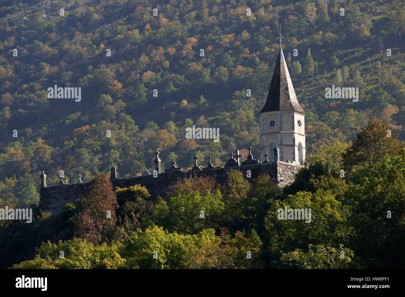 Frankreich, Pyrenees Atlantiques, Ossau Tal, Castet, See Castet, oberhalb der Kirchturm der Kirche des heiligen Polykarp und St. Catherine, 12. und 13. Jahrhundert Stockfoto