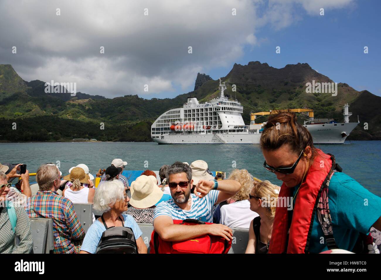 Frankreich, Französisch-Polynesien, Marquesas-Inseln Archipel, Aranui 5 Frachter und Passagier Kreuzfahrtschiff Anlaufhafen in Hiva Oa, Puamau, Touristen auf dem shuttle Stockfoto
