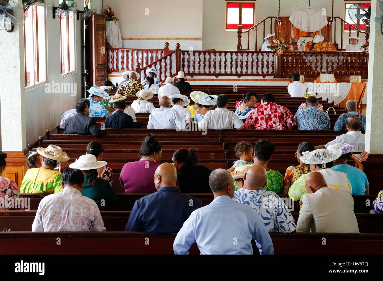 Frankreich, Französisch-Polynesien, Windward Inseln, Insel von Tahiti, Faaa, Sonntagsmesse in der Maohi evangelische Kirche oder Tempel wo Frauen exotische Kleider und Hüte tragen. Stockfoto
