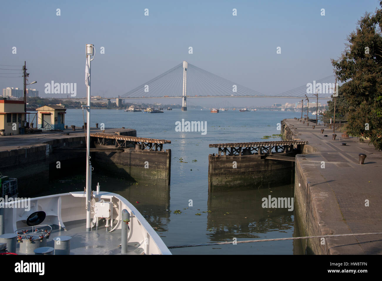 Indien, Kolkata (aka Kalkutta) West-Bengalen, Hooghly River. Kanalsystem vor Vidyasagar Setu (Brücke) anschließen Howrah, Kalkutta. Silverse Stockfoto