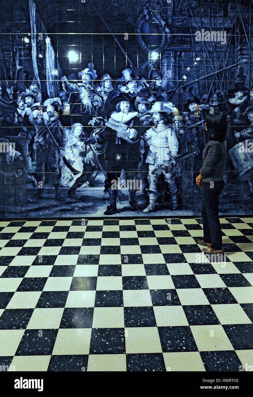 Niederlande, Holland, Steingut Manufaktur Royal Delft, präsentiert die berühmten Delft berühmt für seinen Blautönen Rembrandts Nachtwache Fayence Stockfoto