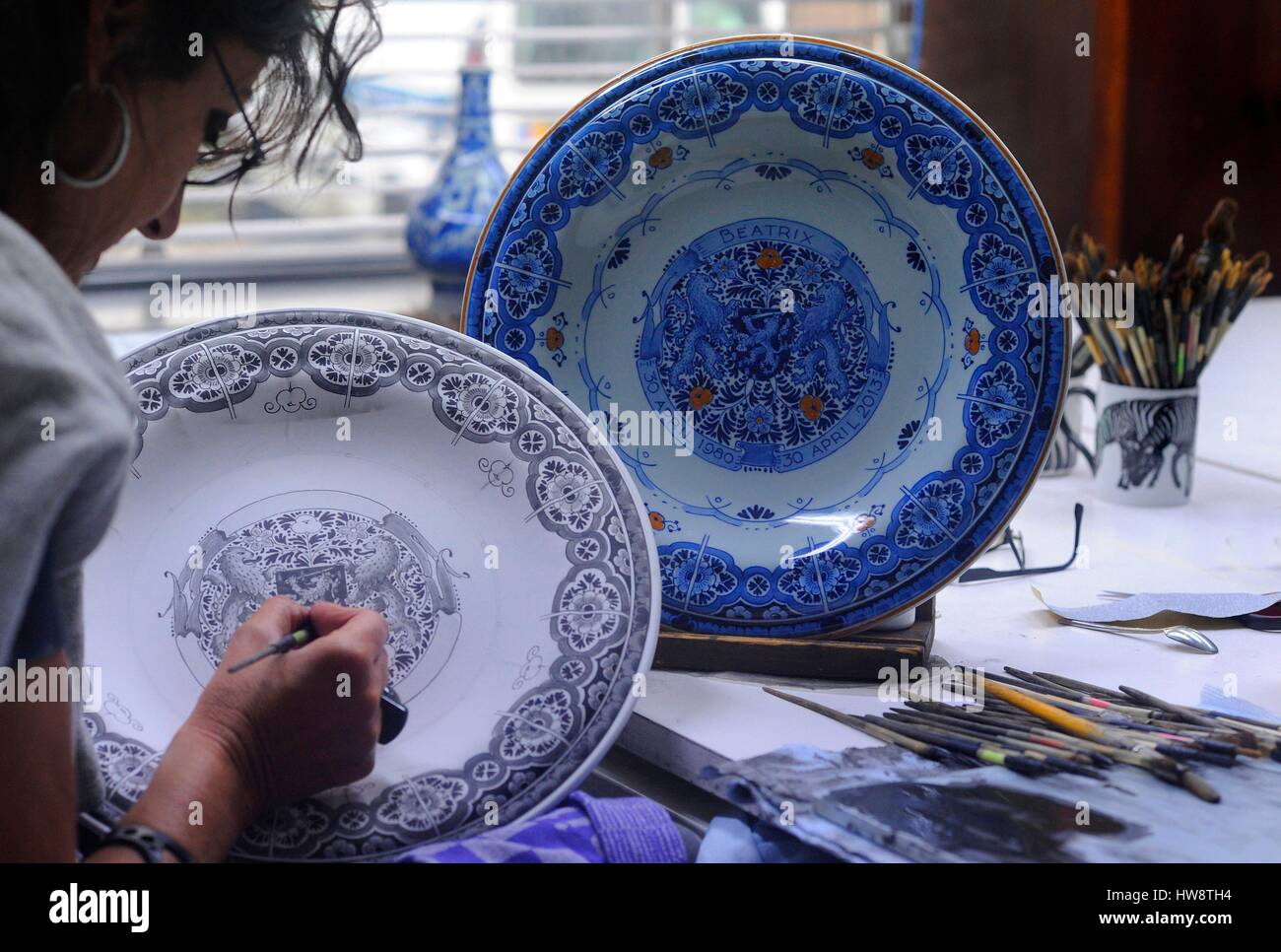 Niederlande, Holland, Delft Steingut Fabrik Royal, der berühmten Delft berühmt für seinen Schattierungen von blau Stockfoto