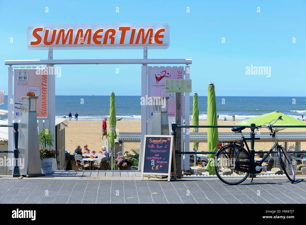 Niederlande, Holland, Scheveningen Strand, entlang der Promenade von Scheveningen sind viele Cafés Stockfoto