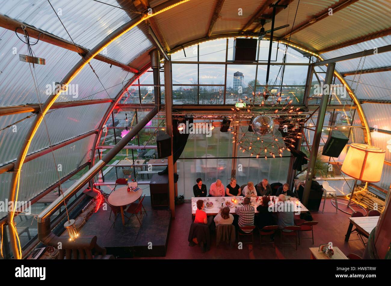 Nord-Holland, Amsterdam, Niederlande, Nord IJ Banken, NDSM Bezirk NDSM Werf, Noordelicht-Café-Restaurant ist in einem ehemaligen Stall des Speichers verjüngt Stockfoto