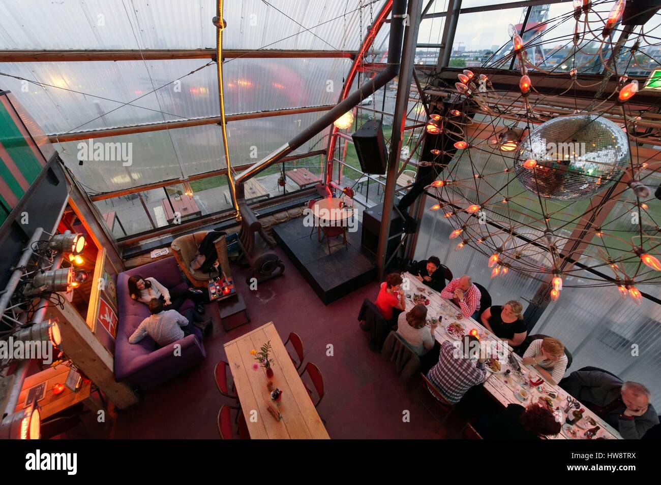 Nord-Holland, Amsterdam, Niederlande, Nord IJ Banken, NDSM Bezirk NDSM Werf, Noordelicht-Café-Restaurant ist in einem ehemaligen Stall des Speichers verjüngt Stockfoto