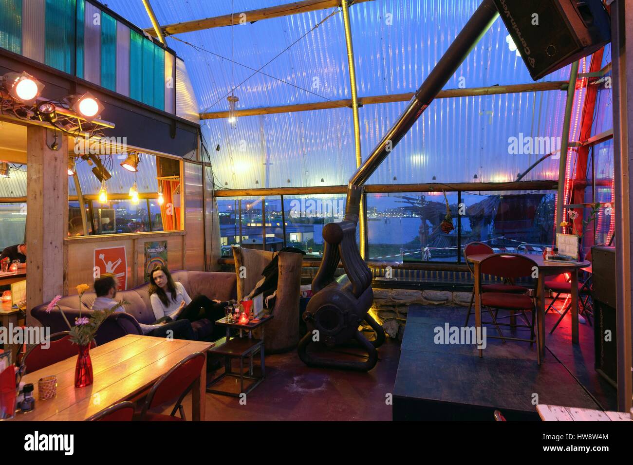 Nord-Holland, Amsterdam, Niederlande, Nord IJ Banken, NDSM Bezirk NDSM Werf, Noordelicht-Café-Restaurant ist in einem ehemaligen Stall des Speichers verjüngt Stockfoto