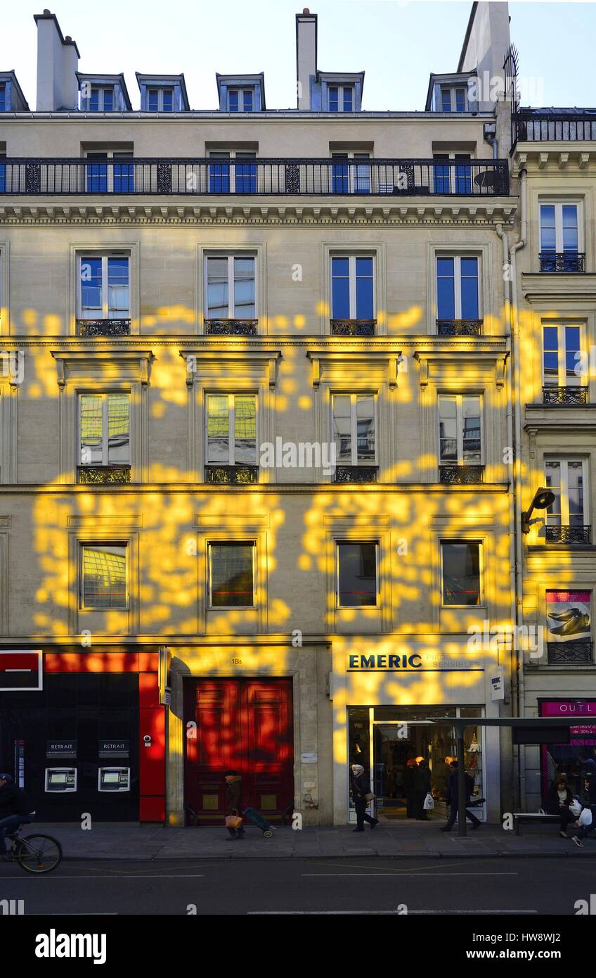 Frankreich, Paris, Reflexionen über die Fassade eines Gebäudes in der Rue du Havre Stockfoto