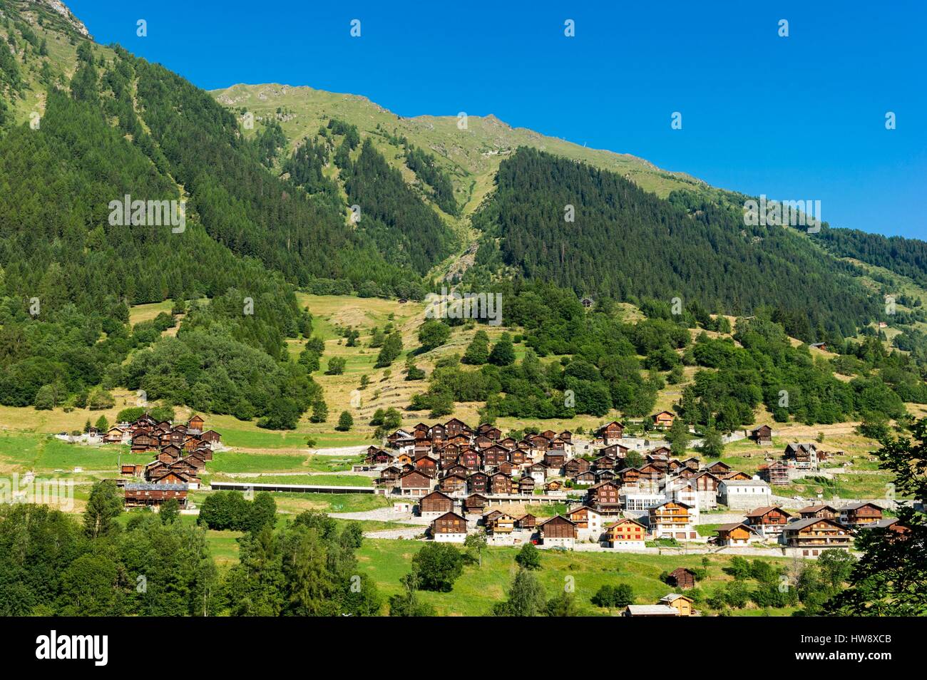 Schweiz, Wallis, Val Hérens, Heremence, das Dorf Pappmaché Machete rechts  und links durch eine Lawine Korridor getrennt Stockfotografie - Alamy