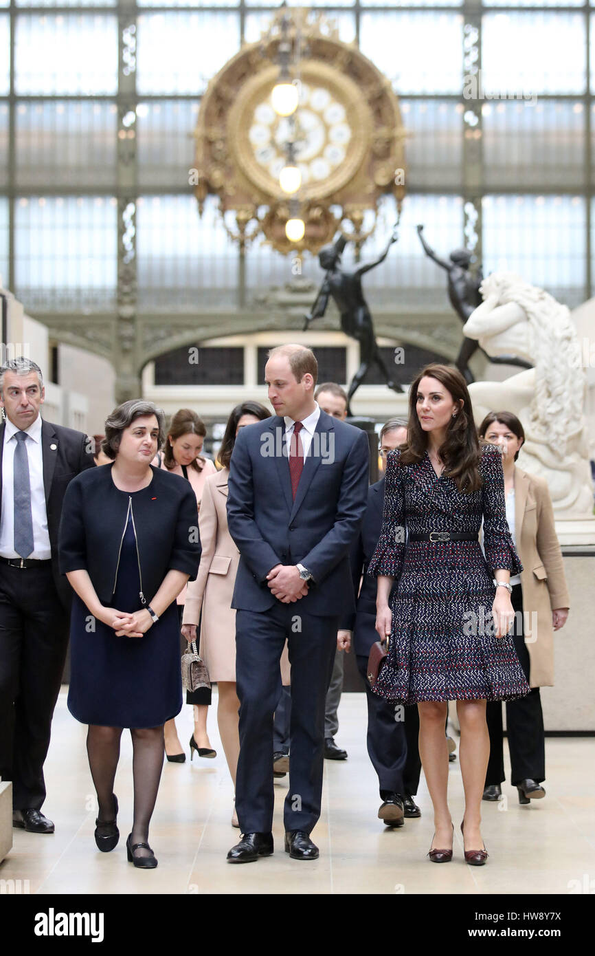 Museum Präsident Laurence Des Autos (zweiter von links) gibt der Herzog und die Herzogin von Cambridge einen Überblick über das Musee d ' Orsay in Paris, bei ihrem offiziellen Besuch in der französischen Hauptstadt. Stockfoto
