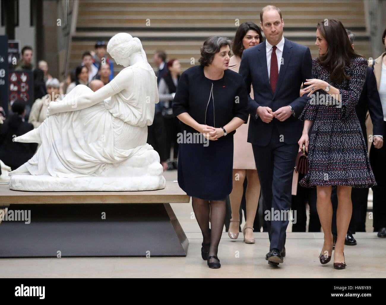 Museum Präsident Laurence Des Cars (links) gibt der Herzog und die Herzogin von Cambridge einen Überblick über das Musee d ' Orsay in Paris, im Rahmen ihrer offiziellen Besuch in der französischen Hauptstadt. Stockfoto