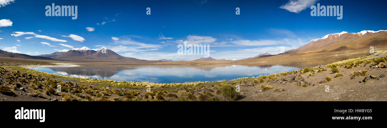 Malerisches Panorama auf See und der Gebirgskette der Anden an sonnigen Tag über blauen Himmel Stockfoto