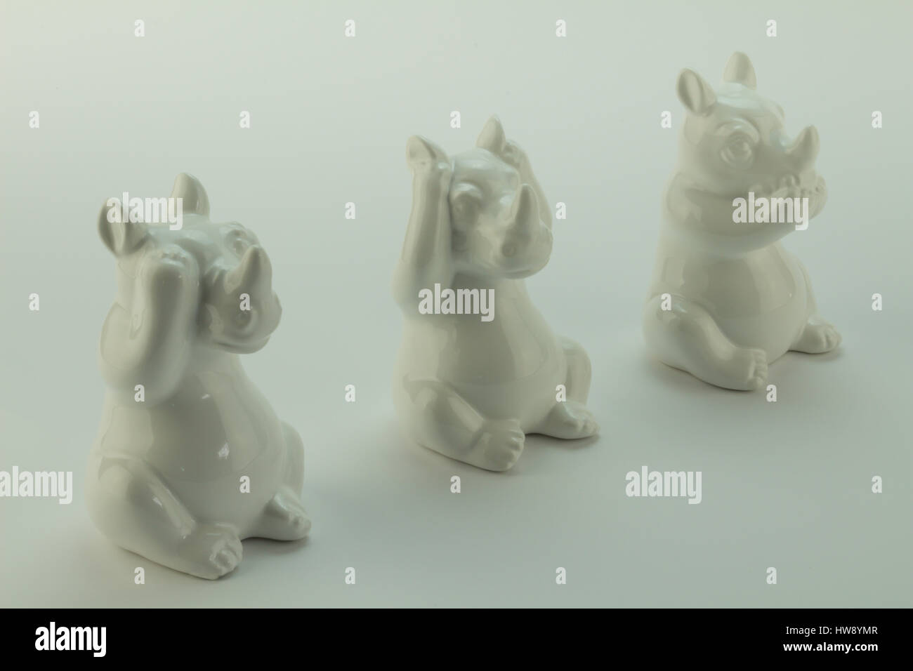 Sehen Sie nichts Böses, hören Sie nichts Böses, sprechen Sie kein Übel, Rhino-Objekte auf weißem Hintergrund Stockfoto