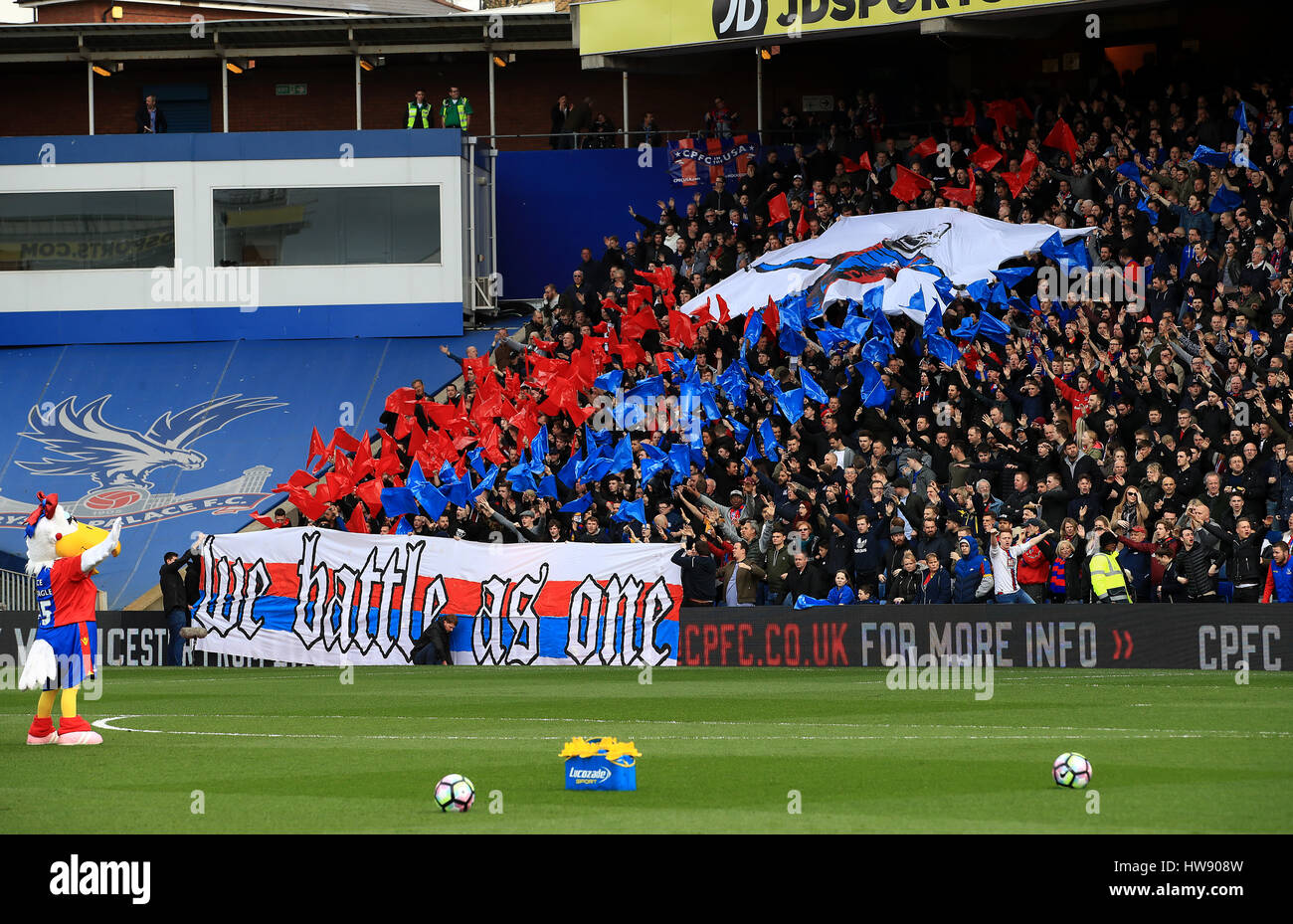 Kristall-Palast-Fans halten Flaggen für ihre Unterstützung während der Premier-League-Spiel im Selhurst Park, London zu zeigen. PRESSEVERBAND Foto. Bild Datum: Samstag, 18. März 2017. PA-Geschichte-Fußball-Palast zu sehen. Bildnachweis sollte lauten: John Walton/PA Wire. Einschränkungen: EDITORIAL verwenden nur keine unbefugten Audio, Video, Daten, Spielpläne, Verbandsliga/Logos oder "live"-Dienste. Im Spiel Onlinenutzung beschränkt auf 75 Bilder, keine video Emulation. Keine Verwendung in Wetten, Spiele oder Vereinsspieler/Liga/Einzelpublikationen. Stockfoto