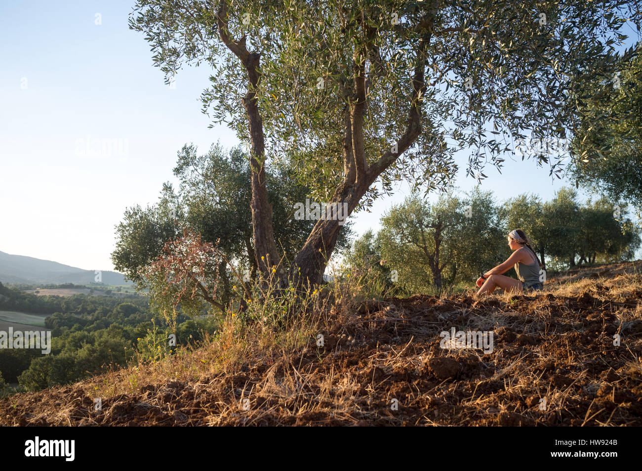 Mädchen, ruhen Sie sich nach der Wanderung in Italien Stockfoto Mädchen, ruhen Sie sich nach der Wanderung in Italien Stockfoto