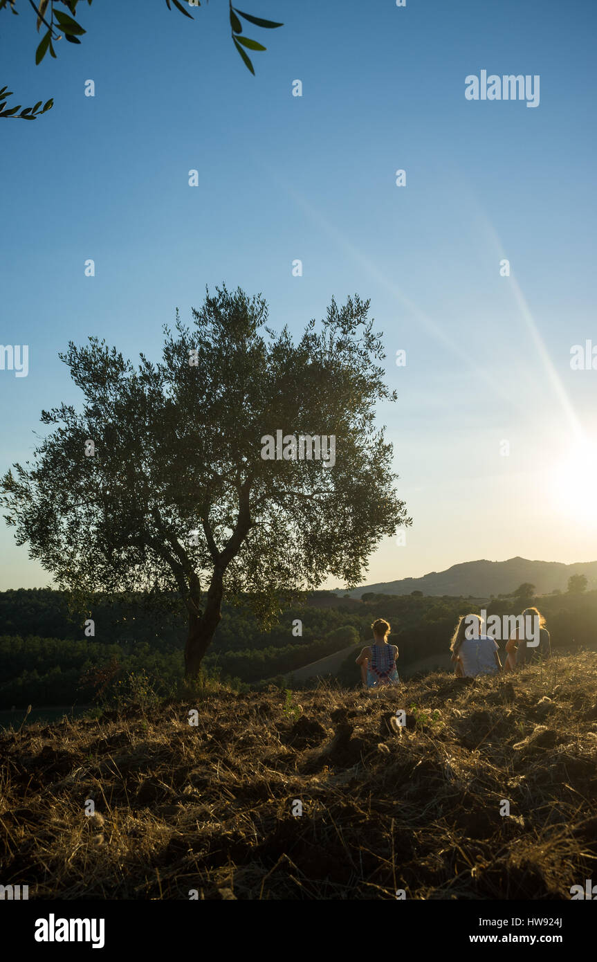 Mädchen, ruhen Sie sich nach einer Wanderung in Italien Stockfoto Mädchen, ruhen Sie sich nach einer Wanderung in Italien Stockfoto