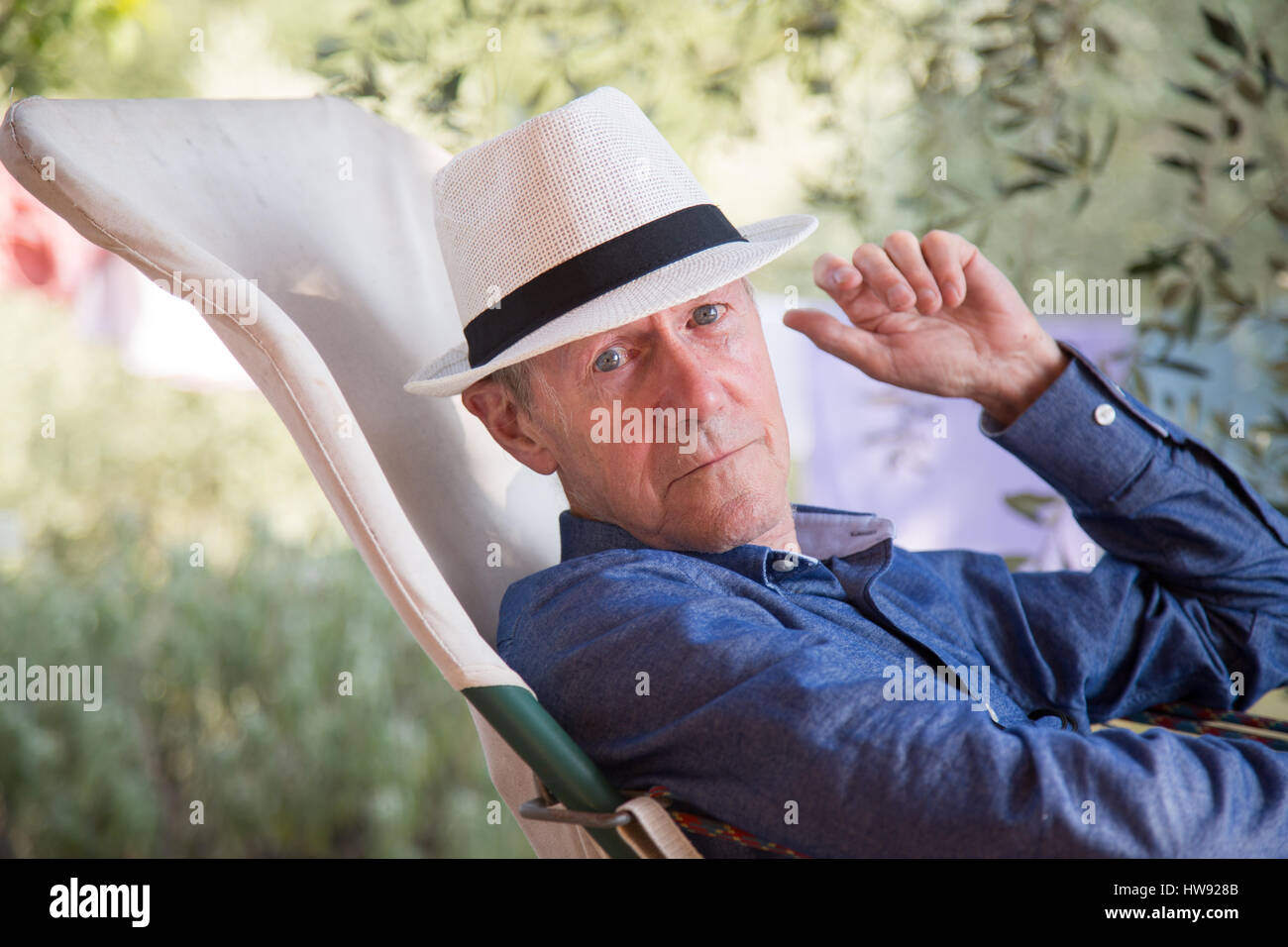 Senioren entspannt sich auf der Veranda in Italien im Urlaub Stockfoto