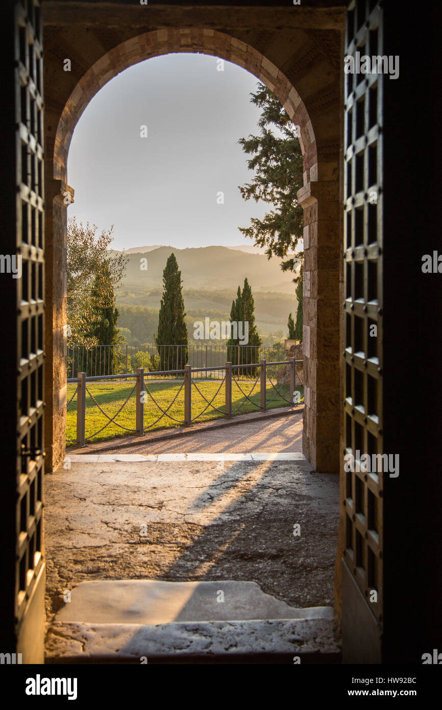 Alte Tür und toskanische Landschaft Stockfoto