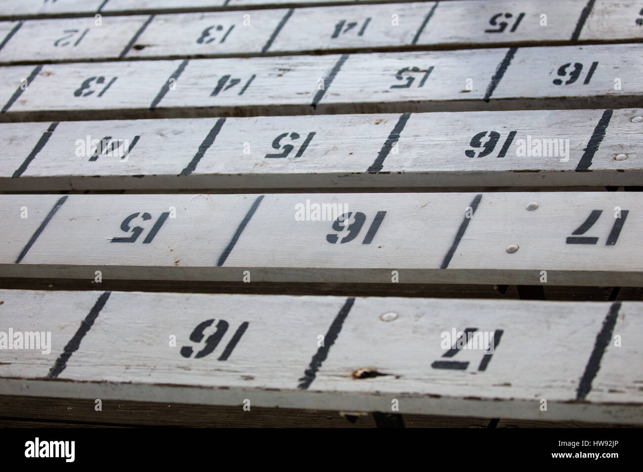 Leer leer nummerierten Bleacher Sitze im Stadion Stockfoto
