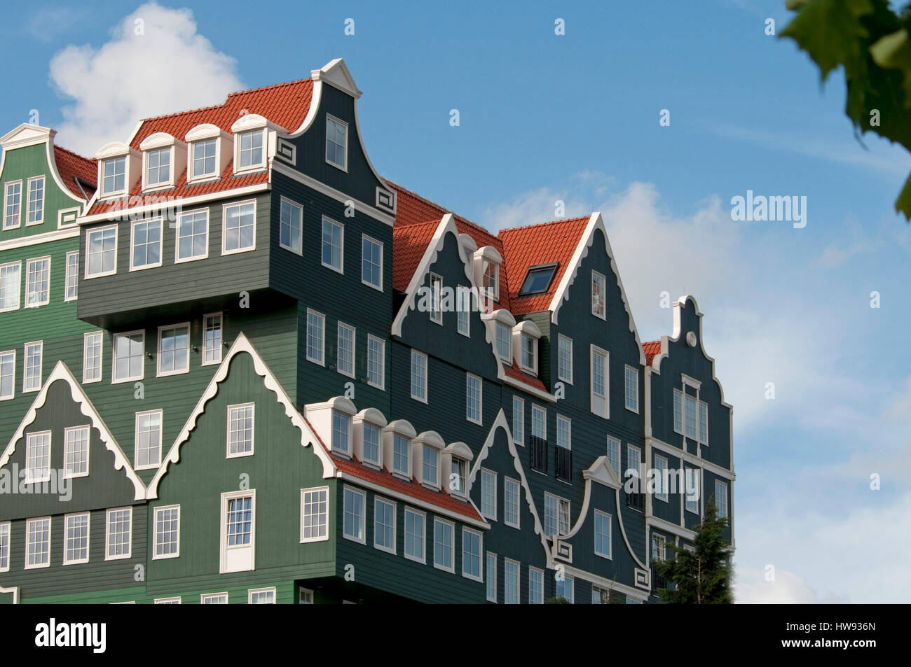 Eine Mischung aus modernen und traditionellen niederländischen Architektur. Die berühmten typischen holländischen Häuser übereinander, ein Gebäude zu bilden. Stockfoto