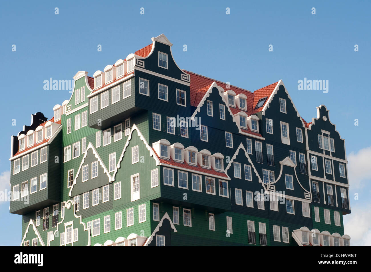 Eine Mischung aus modernen und traditionellen niederländischen Architektur. Die berühmten typischen holländischen Häuser übereinander, ein Gebäude zu bilden. Stockfoto