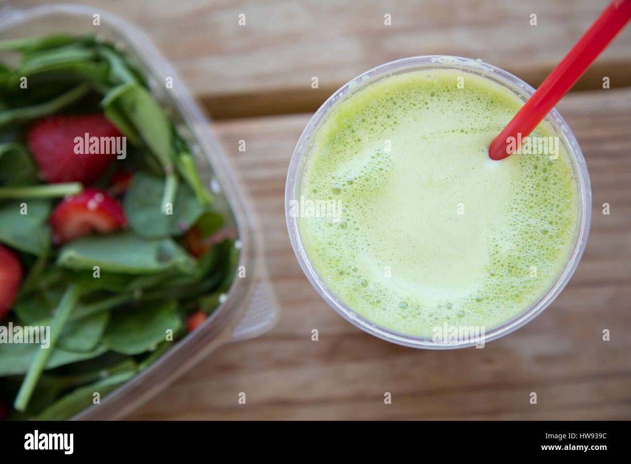 Frischen grünen Saft und Salat Stockfoto