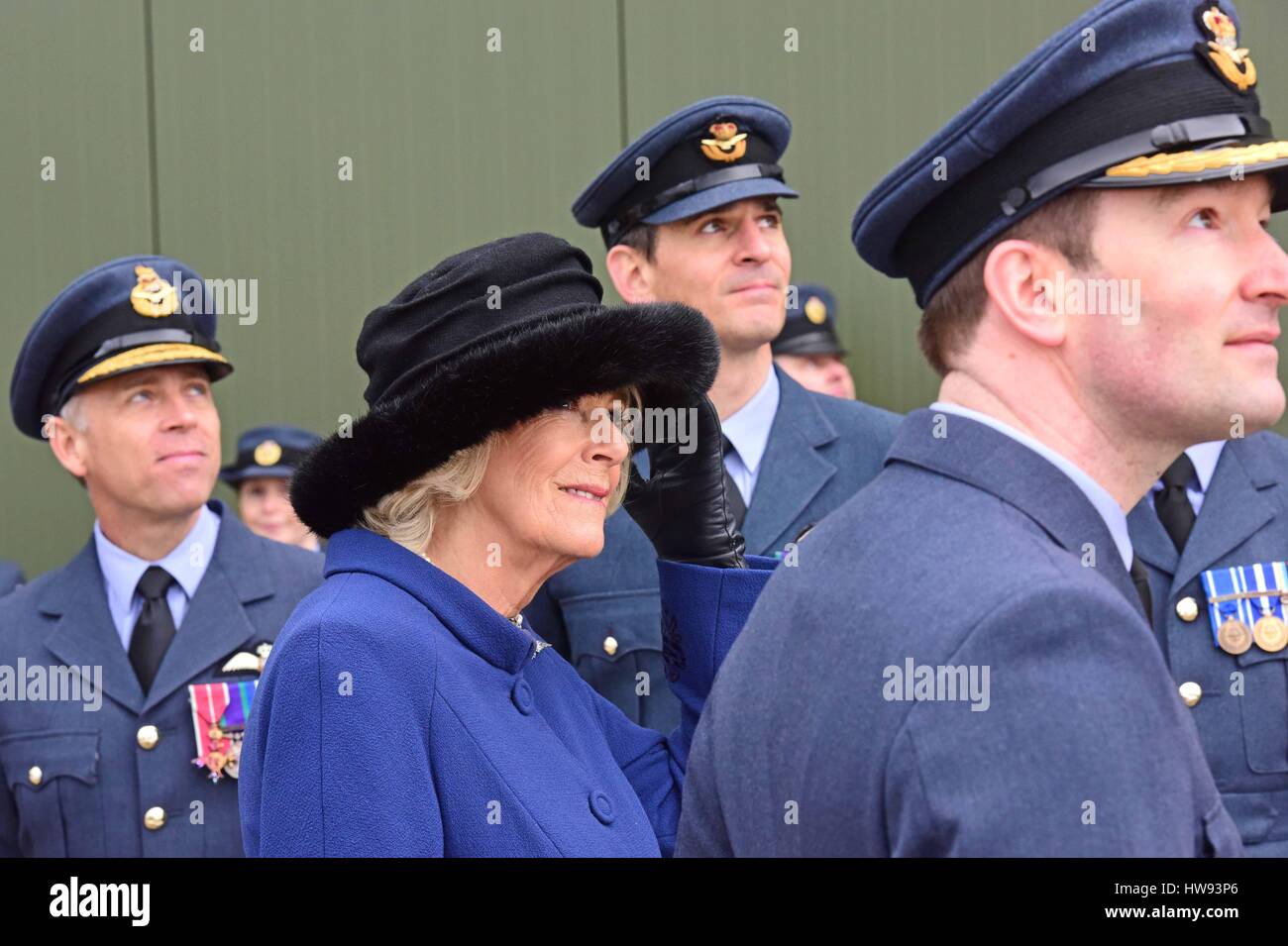 Die Herzogin von Cornwall Uhren Fliege Vergangenheit während eines Besuchs in RAF Leeming, Gatenby, Northallerton, für die 100 Geschwader Hundertjahrfeier. Stockfoto