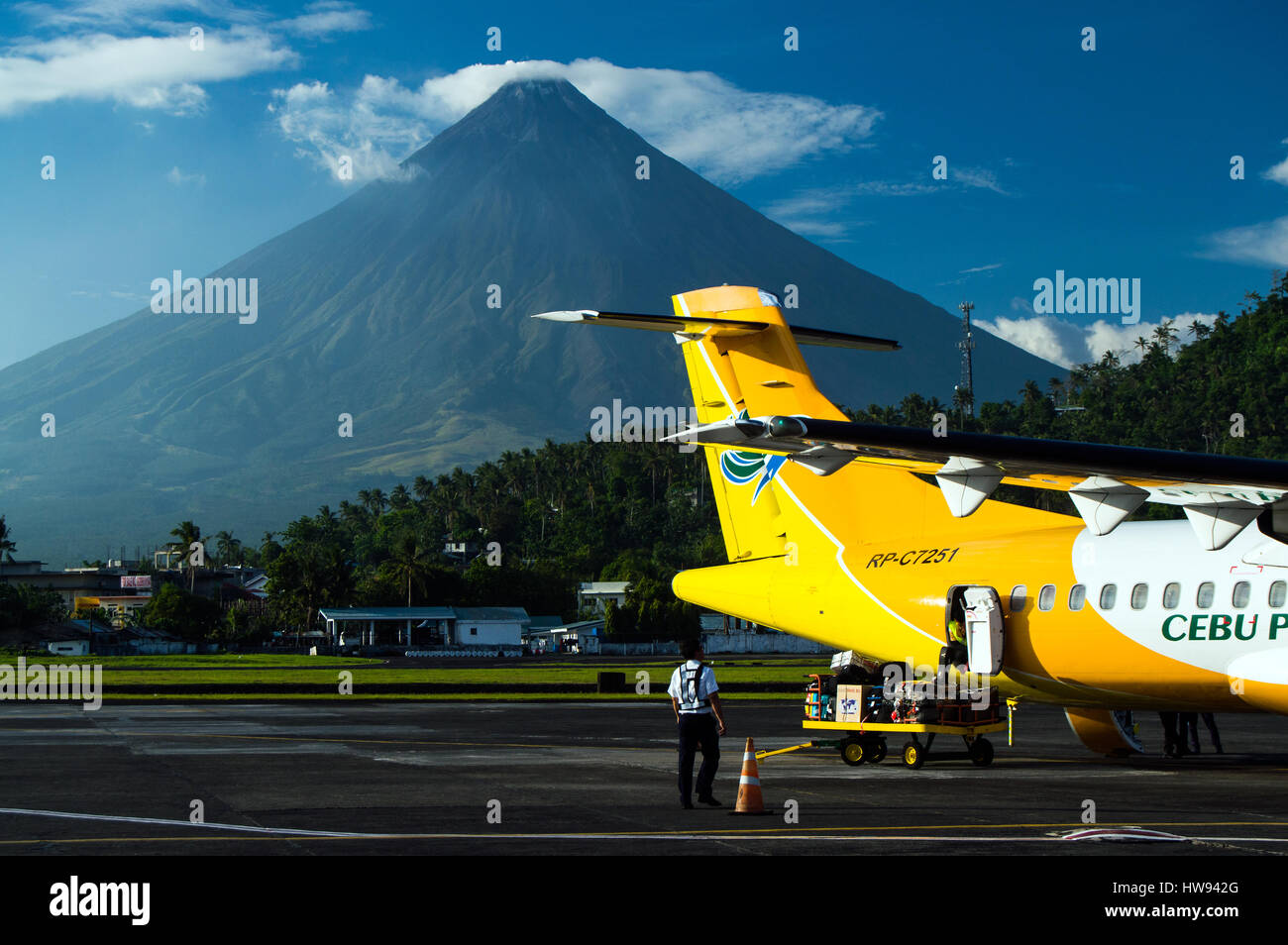 Cebu Pacific Flugzeug und Mount Mayon, Legazpi Airport Legazpi City, Philippinen Stockfoto