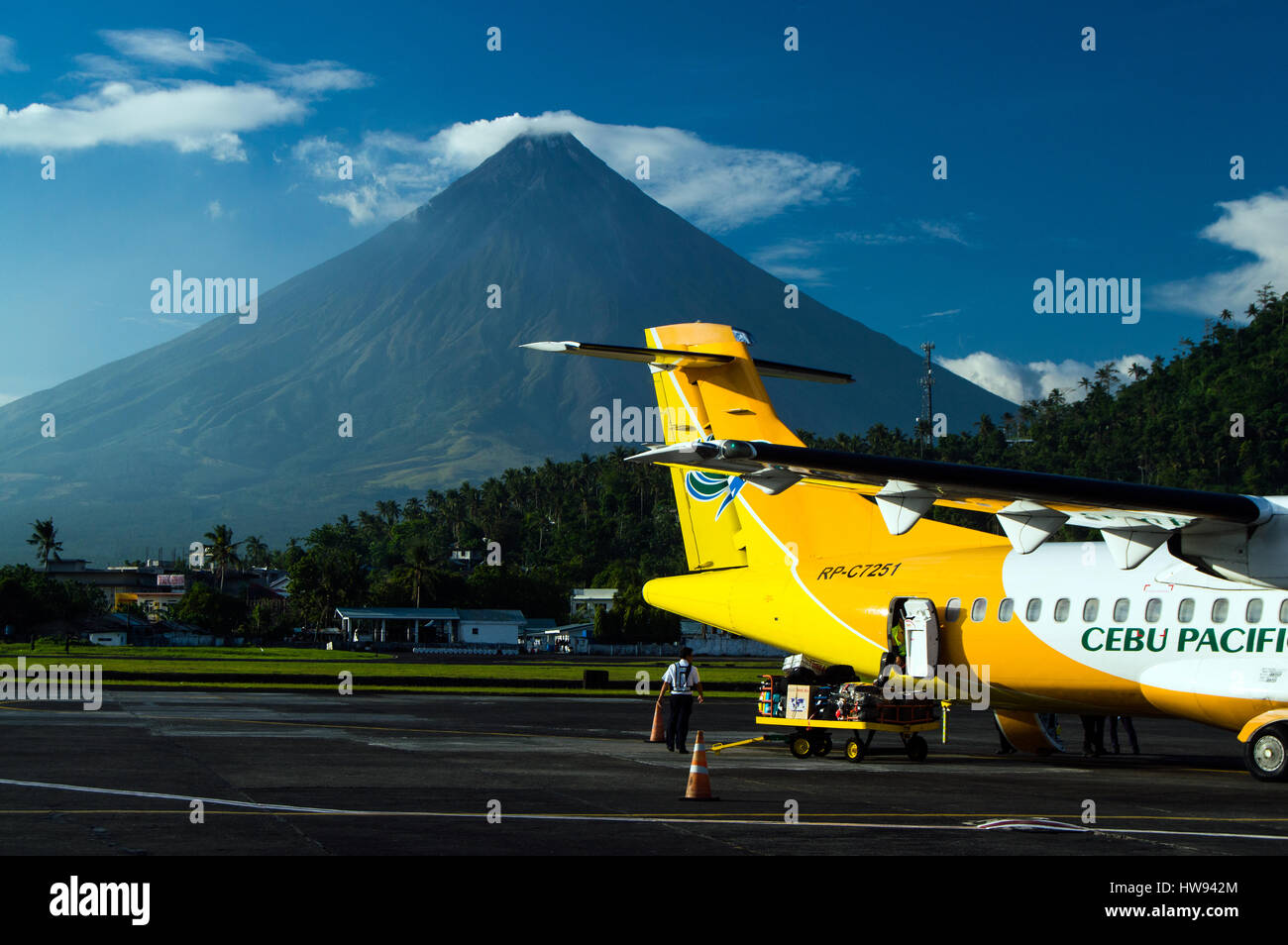 Cebu Pacific Flugzeug und Mount Mayon, Legazpi Airport Legazpi City, Philippinen Stockfoto
