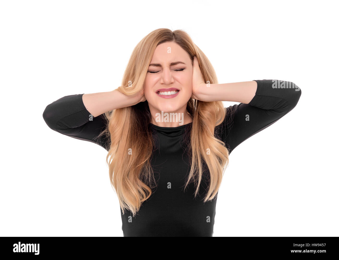 Blonde Frau, die Ohren mit den Fingern zu schließen. Stockfoto