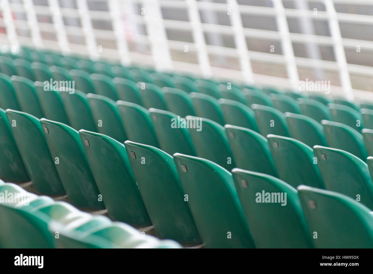 leere Sitzreihe im Stadion Stockfoto