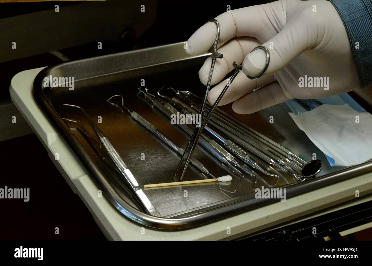 Zahnarzt Werkzeuge / Zahnarzt hält man seine Instrumente aus einem Fach des Zahnarztes Werkzeuge. Stockfoto