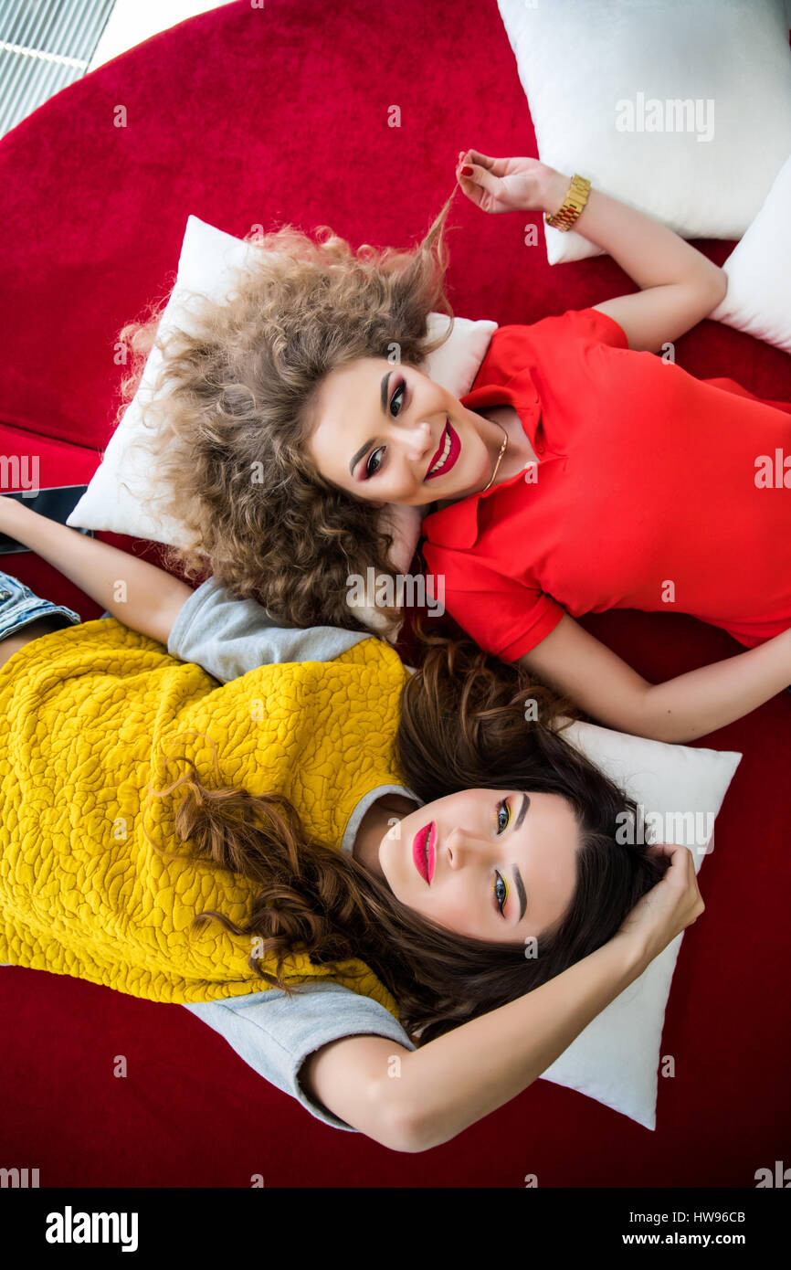 Draufsicht der zwei Lächeln Freunde Frauen Om Sofa liegend Stockfoto
