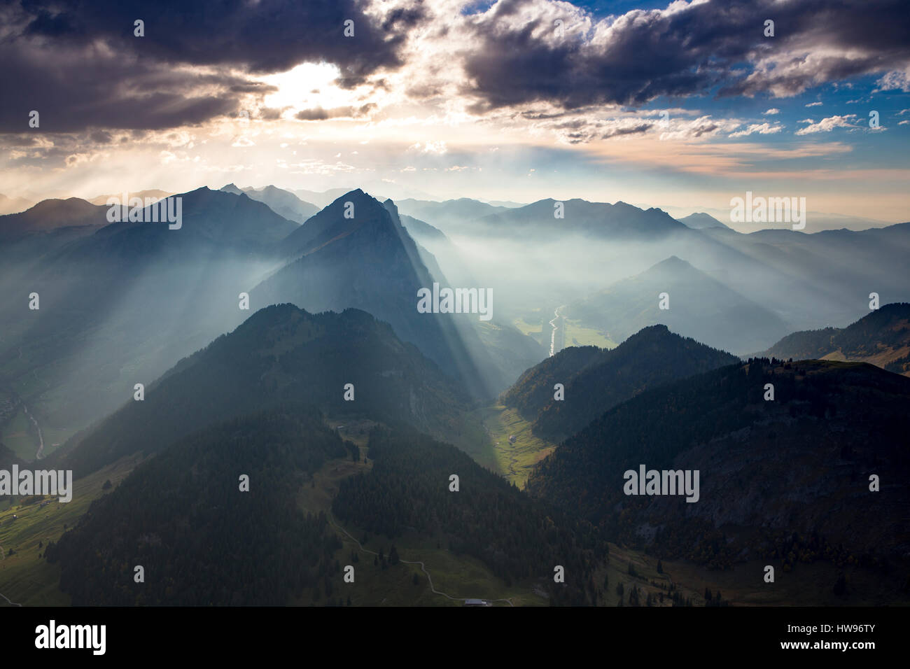 Berge, Sonnenstrahlen hinter der Kanisfluh, Bregenzerach, Blick vom Diedamskof, Schoppernau, Vorarlberg, Österreich Stockfoto