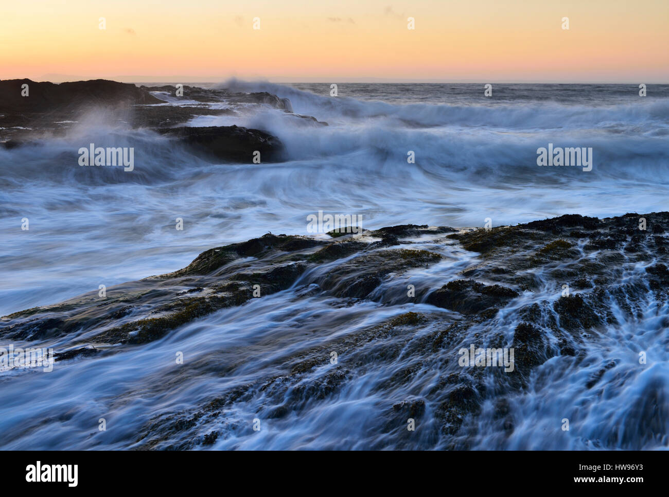 Wellen brechen sich am Felsen an der Küste, Dunbar, Schottland Stockfoto