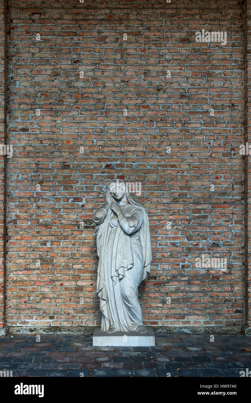 Wand auf dem Südfriedhof mit Grab Figur, München, Bayern, Deutschland Stockfoto