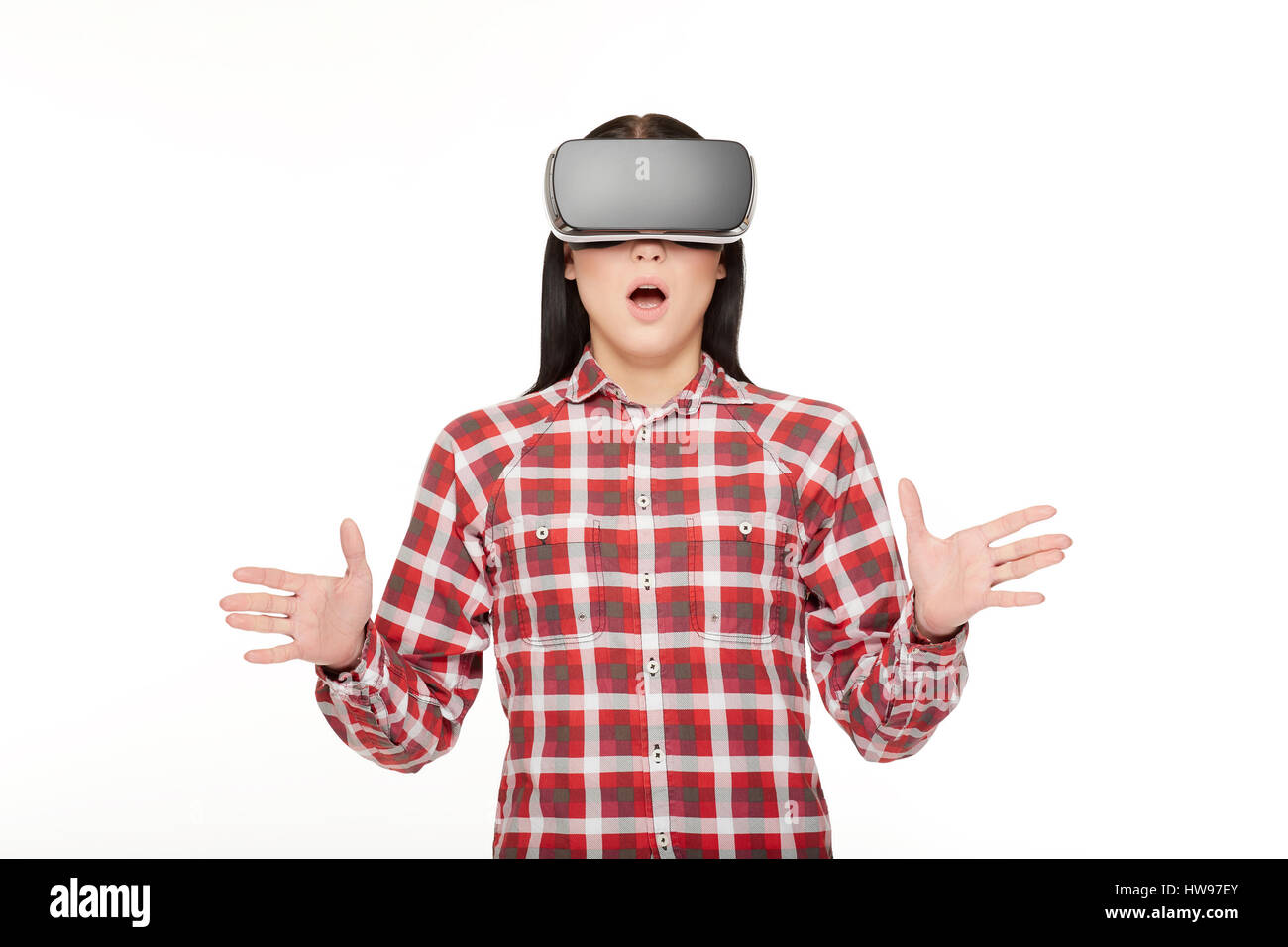 Überrascht emotionale Frau in VR gestikulieren mit den Händen. Stockfoto