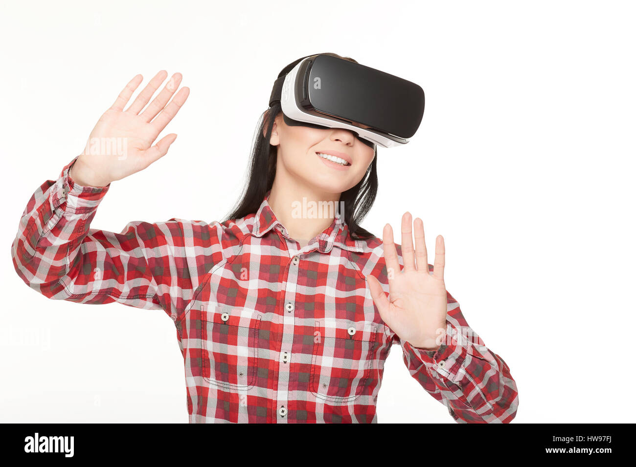 Lächelnde Frau in VR Kopfhörer Luft mit den Händen zu berühren. Stockfoto