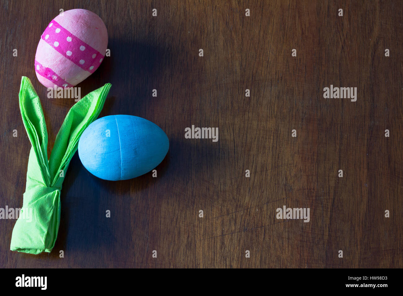 Easter Eggs und Serviette Dekorationen auf Tisch zu Hause Stockfoto