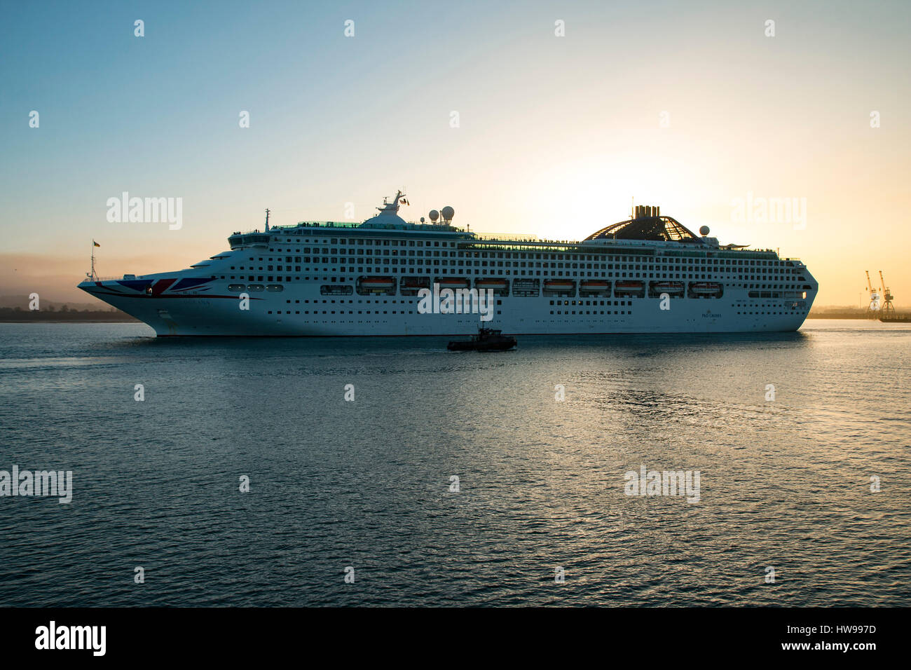 P & O Kreuzfahrt Schiff Oceana aus Southampton am 15. März 2017 kurz vor Sonnenuntergang auf dem Weg nach Lissabon. Stadtkai entnommen Stockfoto